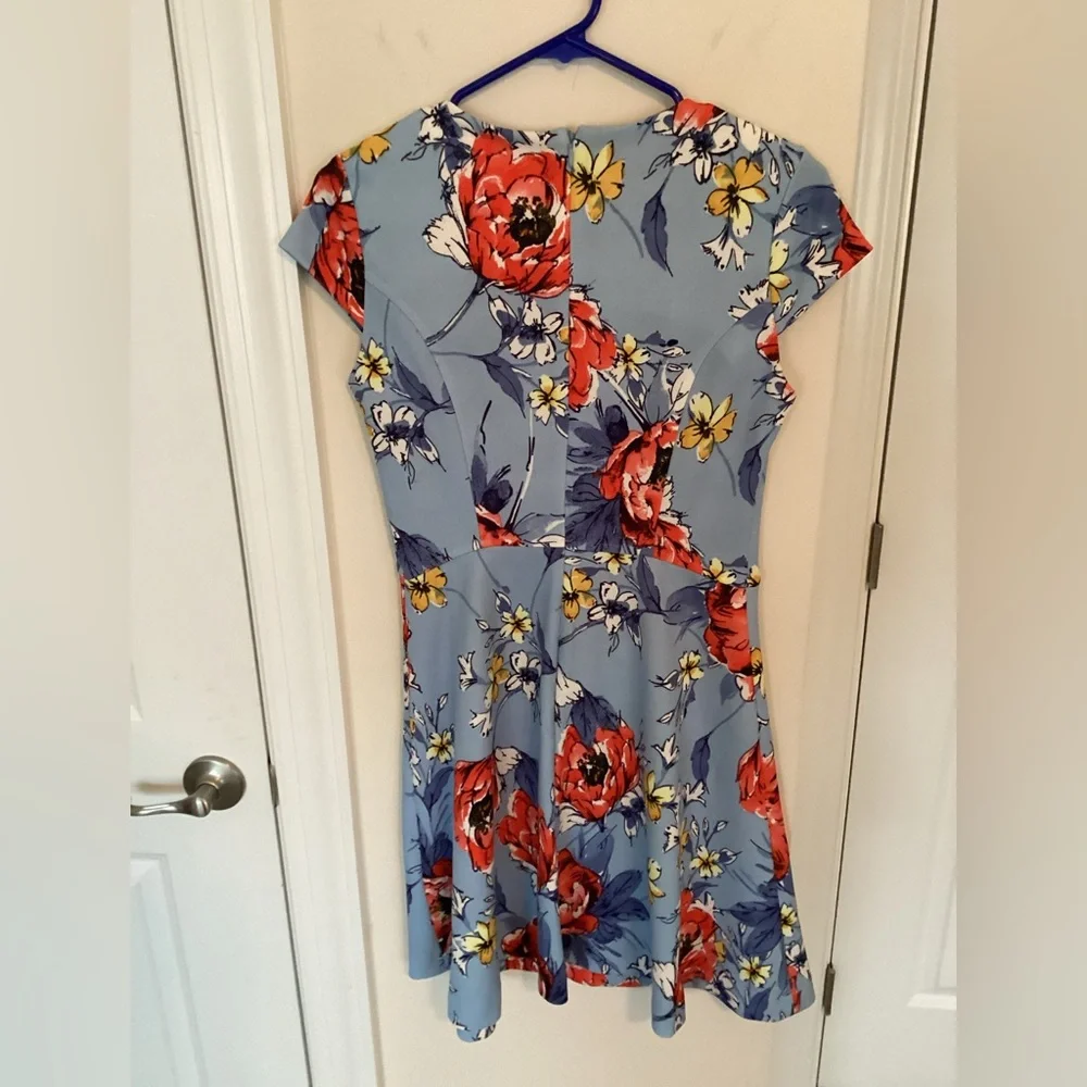 Vince Camuto fit and flare cap sleeve dress in blue, red, and yellow. Size 4 - Picture 2 of 3